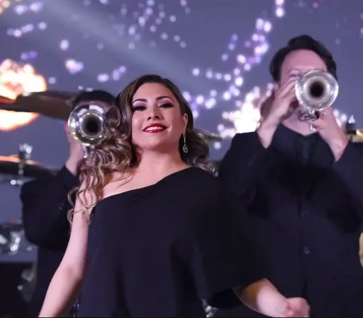 https://grupo-versatil.divinegrupomusical.com/wp-content/uploads/2026/05/BackgroundBorderShadow-1.webp